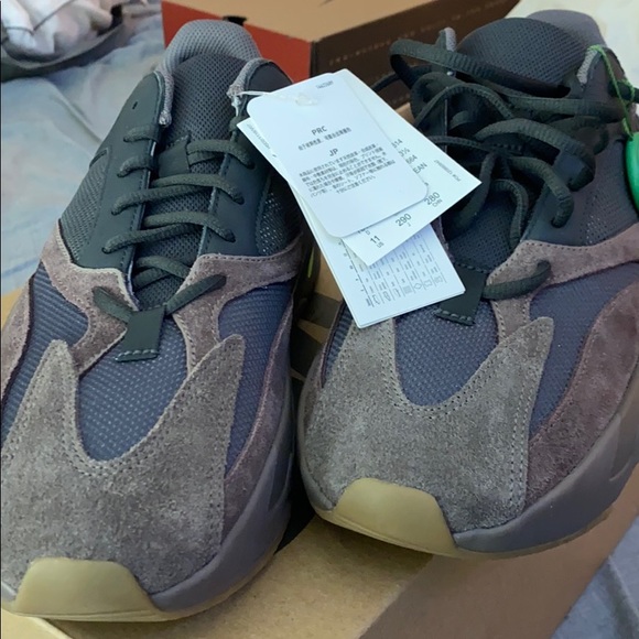 Yeezy boost 700 Mauve - Picture 3 of 4